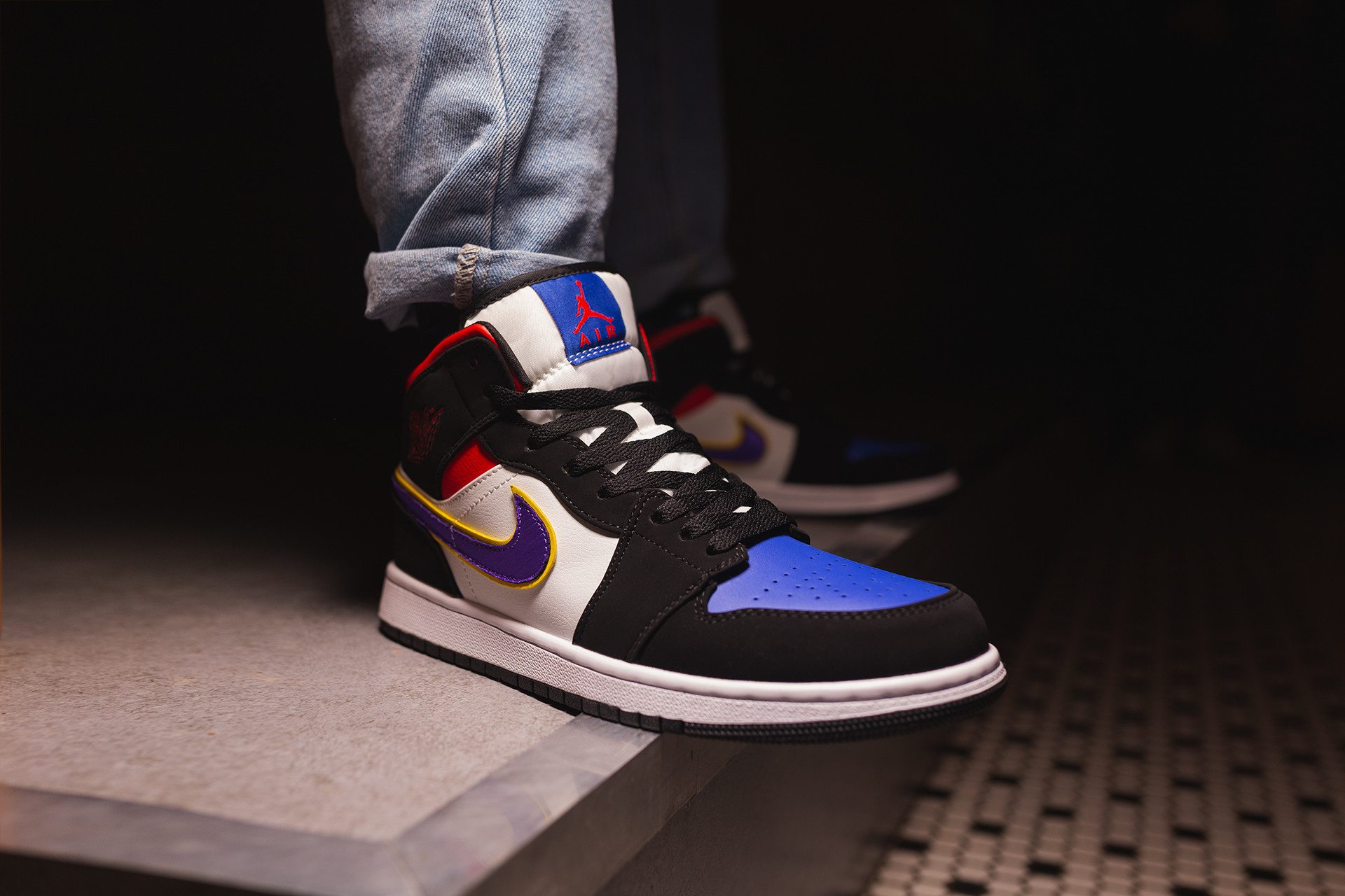 Air jordan 1 mid shop se lakers top 3