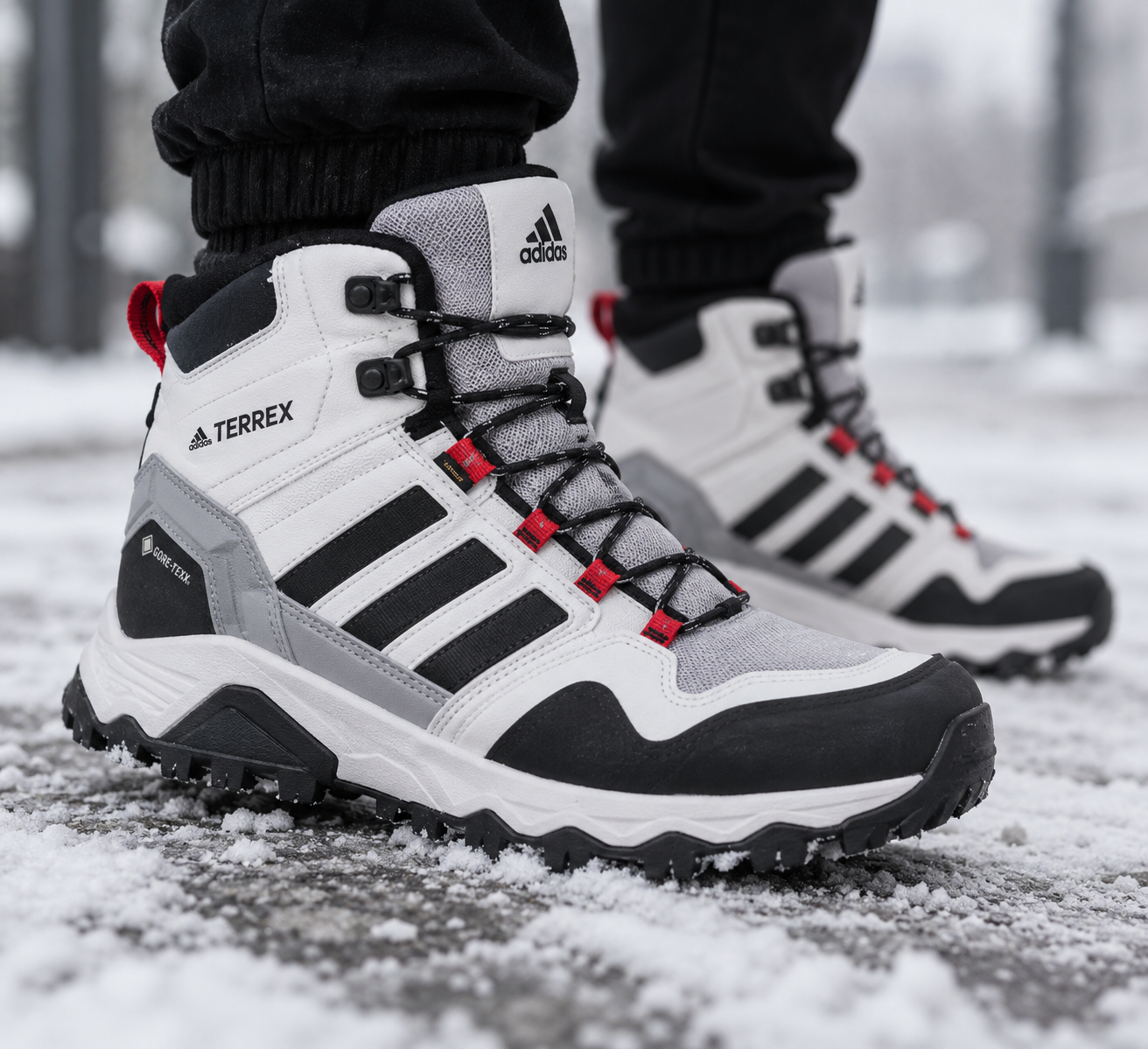 Adidas Terrex Winter — крупный план на ноге