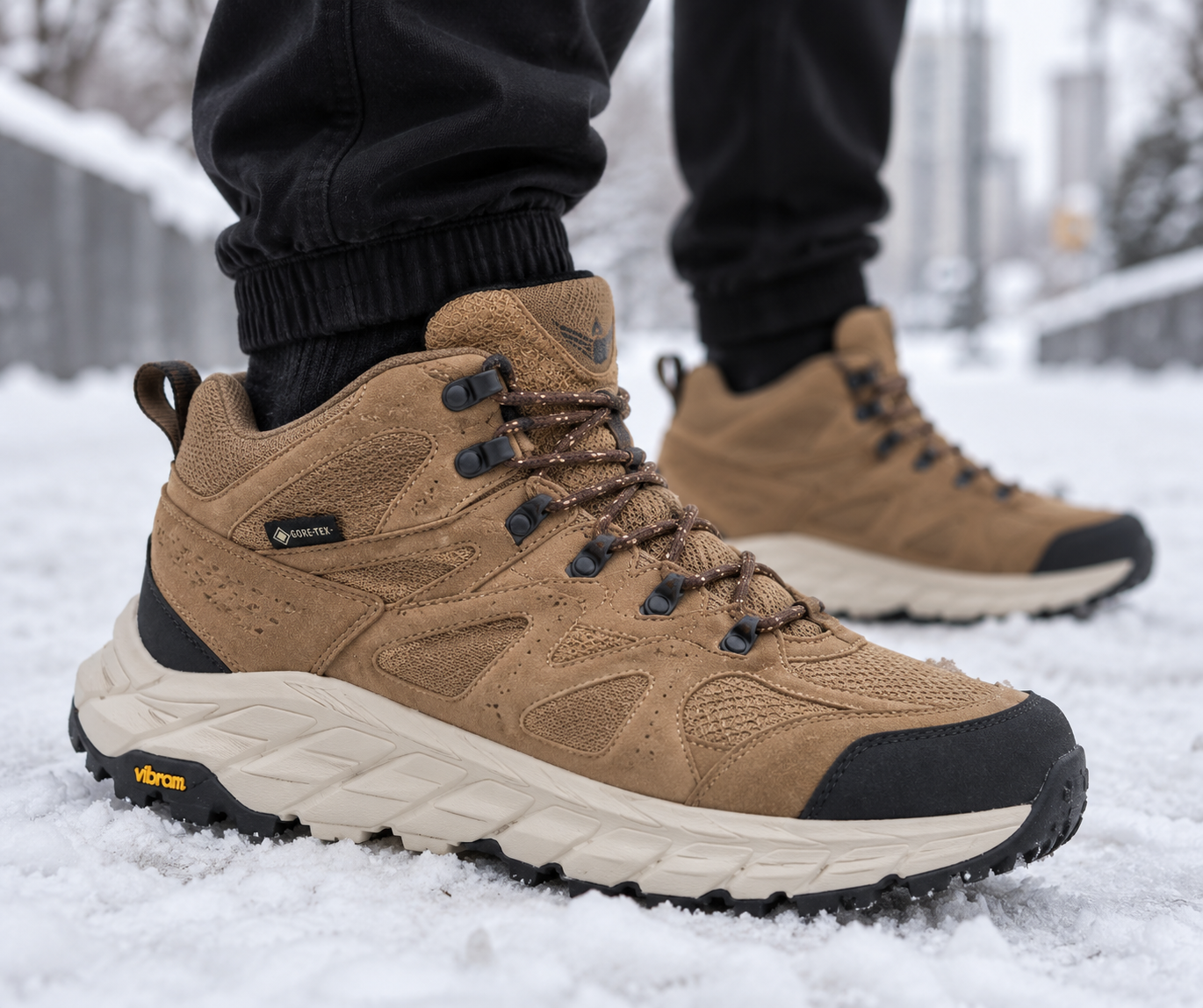 Hoka Anacapa Mid Gore-Tex — крупный план на ноге